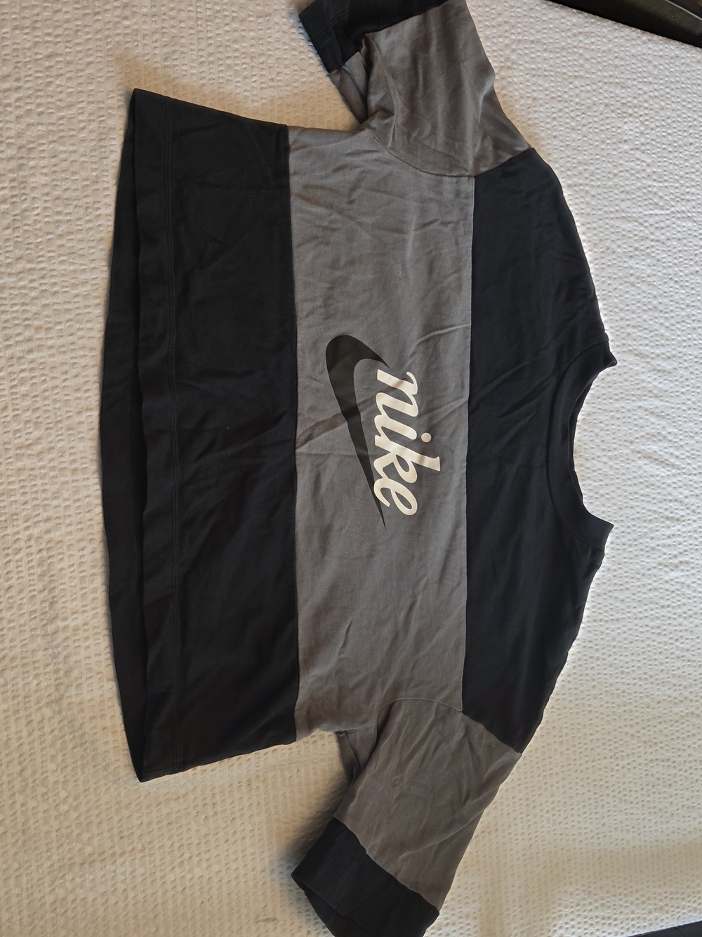 Nike Women’s Black and Gray Colorblock Crop Tee L